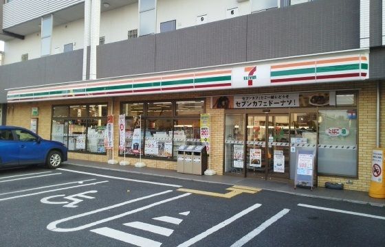 近くのコンビニまで450m（徒歩6分）