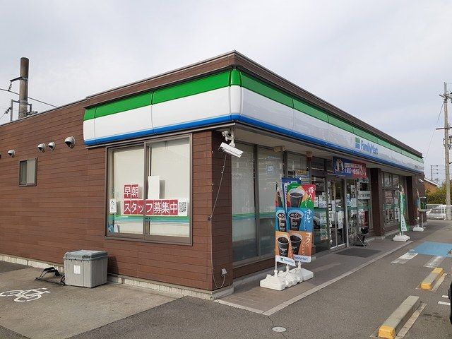 近くのファミリーマート橋本古佐田店様まで230m(徒歩3分)