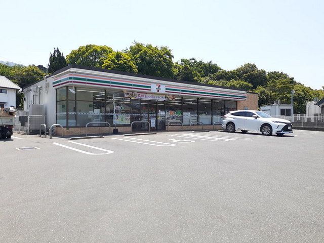 近くのセブンイレブン福岡重留2丁目店まで400m（徒歩5分）