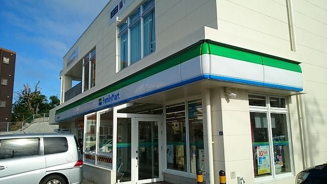 近くのファミリーマート中部商業高校前まで500m(徒歩7分)