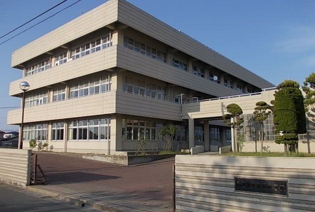 近くの石巻市立青葉中学校まで1,400m（徒歩18分）