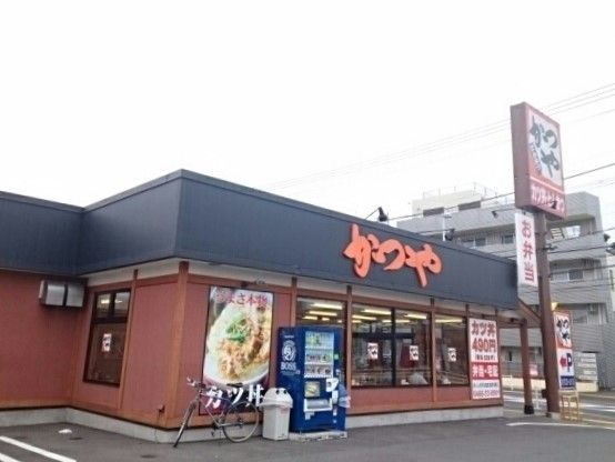 近くのかつやまで450m（徒歩6分）