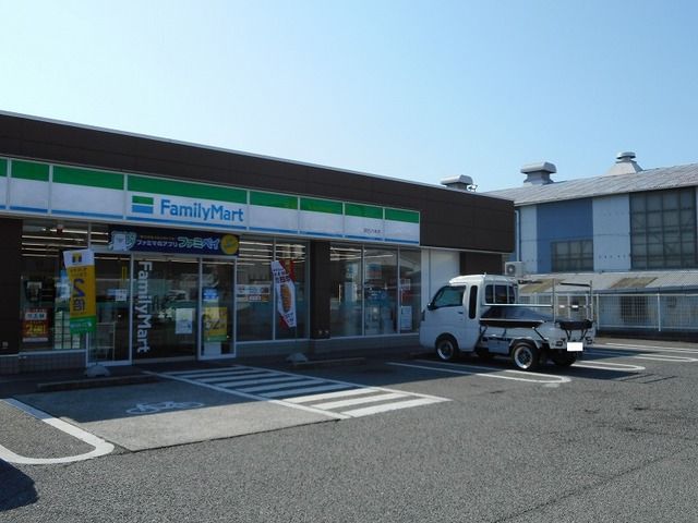 近くのファミリーマート明石八木店まで300m（徒歩4分）