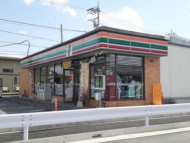近くのセブンイレブン藤岡緑町店まで500m（徒歩7分）