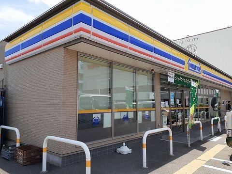 近くのミニストップ南二軒屋町店まで500m(徒歩7分)