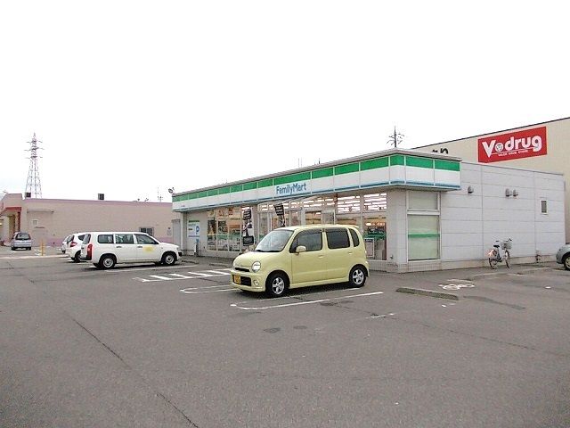 近くのファミリーマートまで400m（徒歩5分）