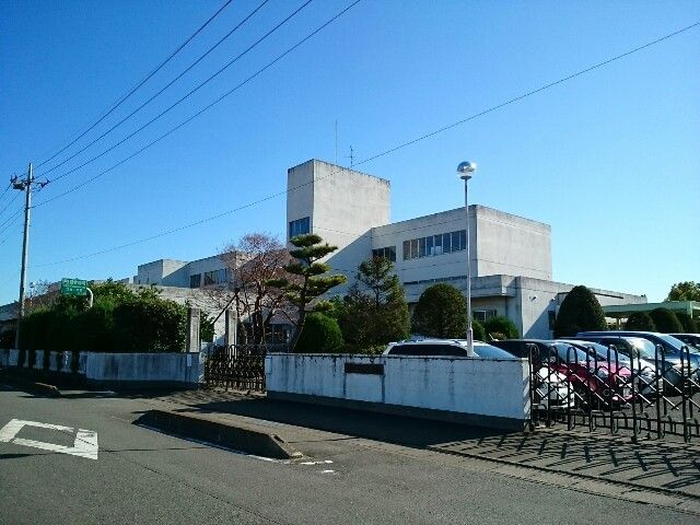 近くの町立芝根小学校まで1,600m(徒歩20分)