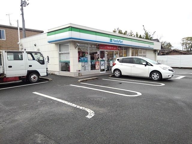 近くのファミリーマートまで790m（徒歩10分）