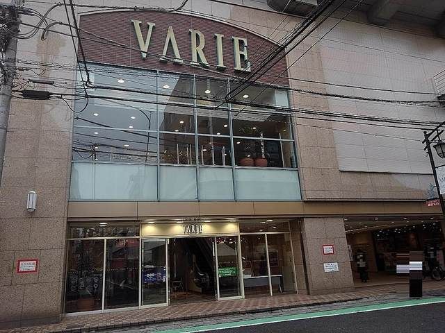 近くの新越谷ヴァリエ店まで240m（徒歩3分）