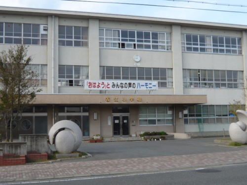 近くの春江小学校まで750m（徒歩10分）
