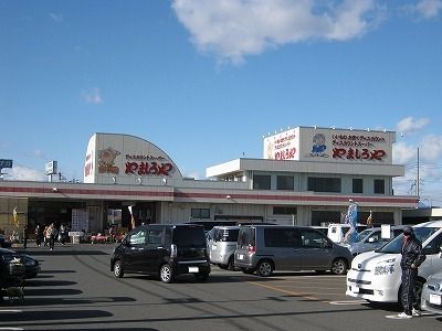 近くのやましろや韮塚店まで900m（徒歩12分）