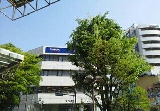 近くのみずほ銀行まで890m（徒歩12分）