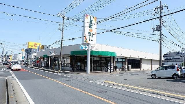 近くのラコマート上安松店まで450m（徒歩6分）