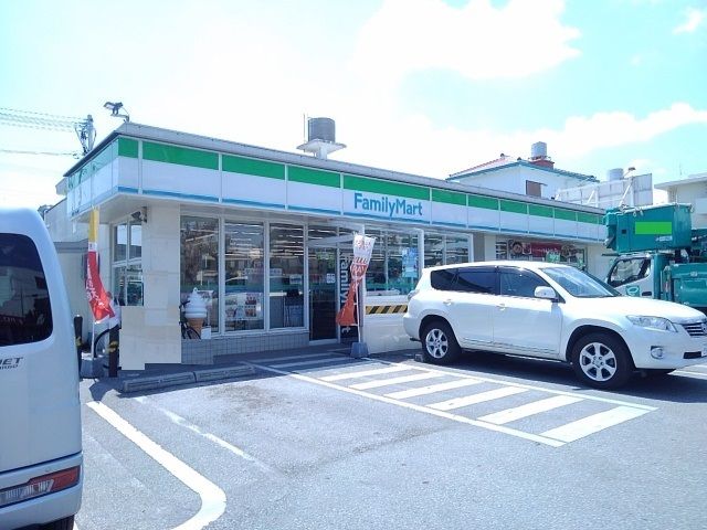近くのファミマうるま市役所前店まで1,200m(徒歩15分)