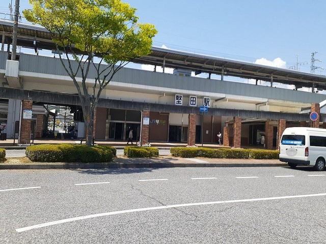 近くの堅田駅まで1,400m（徒歩18分）