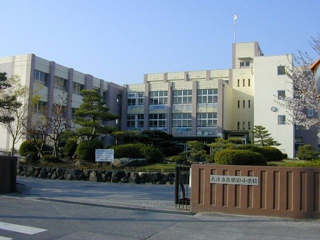 近くの堅田小学校まで1,000m（徒歩13分）