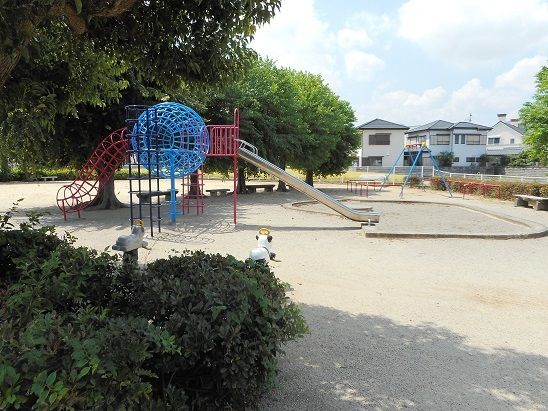 近くの南矢三緑地公園まで2,400m（徒歩30分）