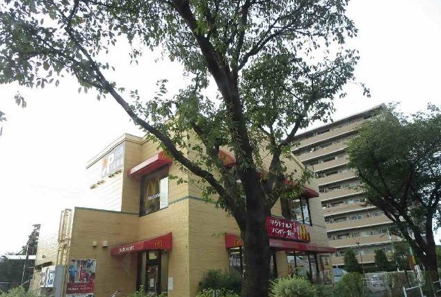 近くのマクドナルドまで750m（徒歩10分）