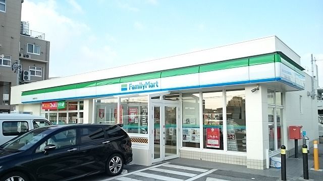 近くのファミリーマート南風原新川店まで350m（徒歩5分）