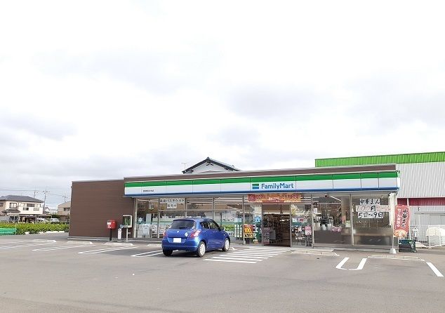 近くのファミリーマートまで72m（徒歩1分）
