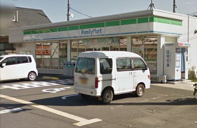近くのファミリーマート 京田店まで400m（徒歩5分）