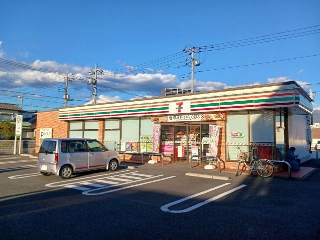 近くのセブンイレブン富士市青島町店まで450m（徒歩6分）
