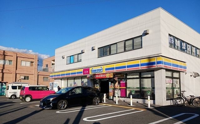 近くのミニストップ　富士錦町店まで550m（徒歩7分）