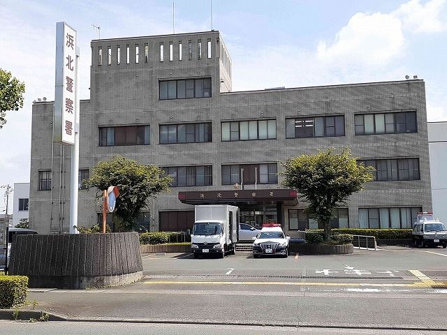 近くの静岡県警 浜北警察署まで750m（徒歩10分）