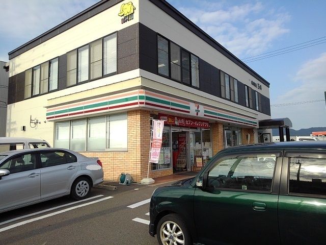 近くのコンビニまで1,100m（徒歩14分）