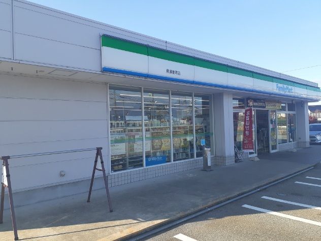 近くのファミリーマート 魚津東町店まで750m（徒歩10分）