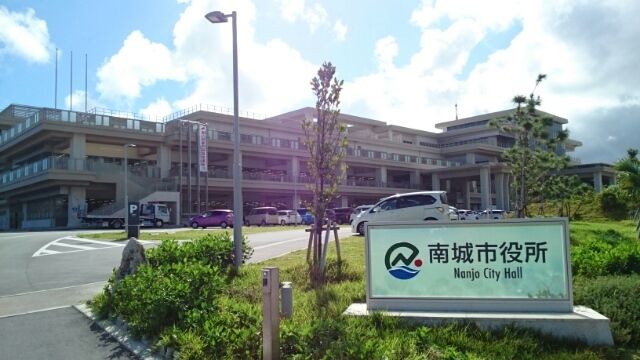 近くの南城市役所まで2,500m（徒歩32分）