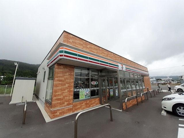 近くのセブンイレブン南城佐敷兼久店まで83m（徒歩2分）