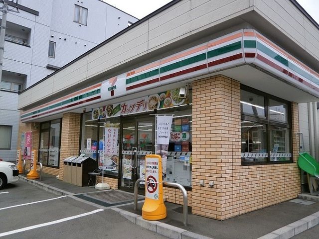 近くのセブンイレブン函館競馬場前店まで350m（徒歩5分）