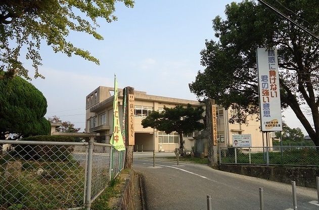 近くの上峰小学校まで1,500m(徒歩19分)
