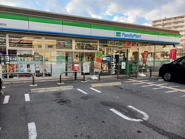 近くのファミリーマート様まで400m(徒歩5分)