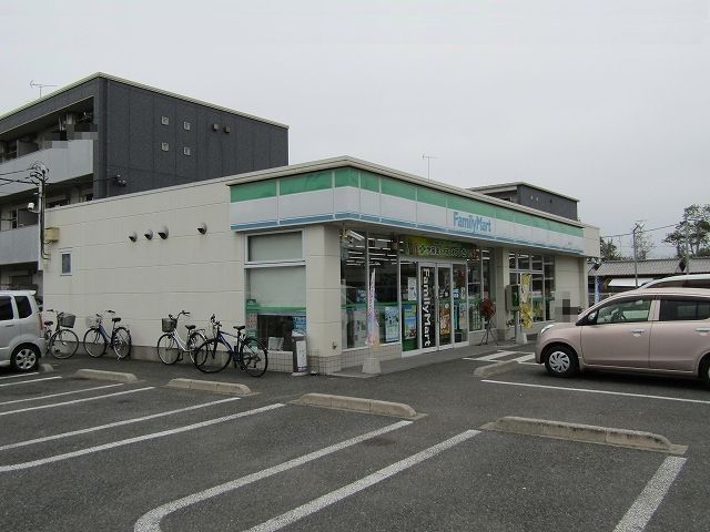近くのファミリーマート新茂原店まで900m（徒歩12分）
