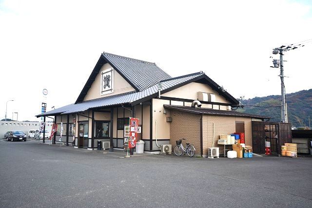 近くの資さんうどん　苅田店まで850m（徒歩11分）