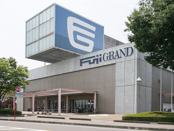 近くのフジグラン川之江店様まで950m（徒歩12分）