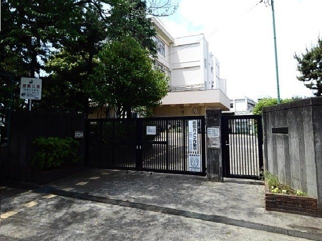 近くの成瀬台小学校まで450m（徒歩6分）