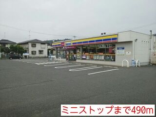 近くのコンビニまで490m（徒歩7分）