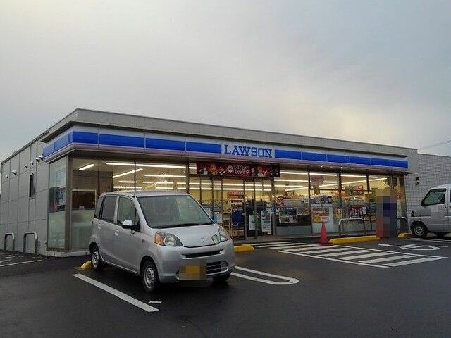 近くのローソン東松山沢口町店まで600m（徒歩8分）