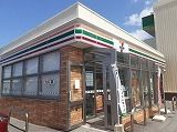 近くのコンビニまで60m（徒歩1分）