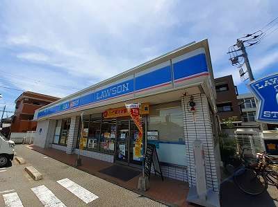 近くのコンビニまで270m（徒歩4分）