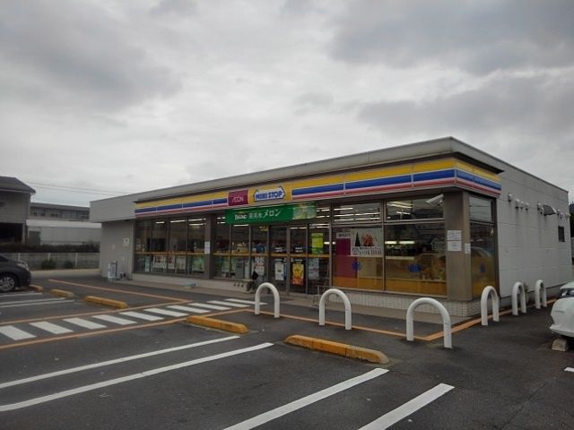 近くのミニストップ三豊豊中町店まで600m（徒歩8分）