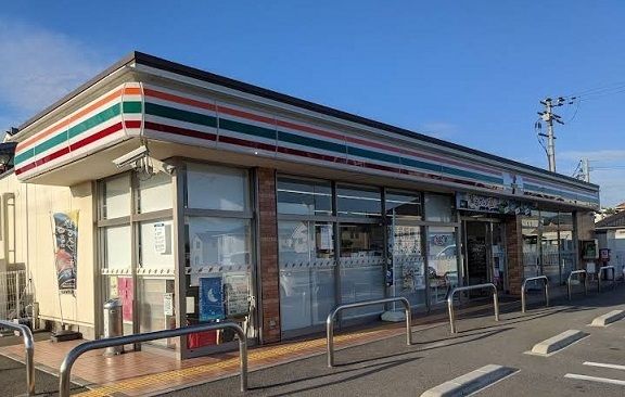 近くのセブンイレブン小野大島町店まで600m(徒歩8分)