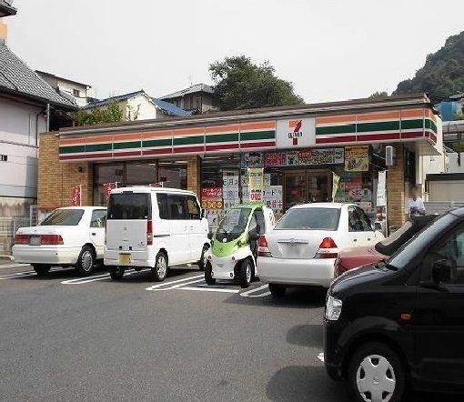 近くのセブンイレブン広島牛田東店まで400m（徒歩5分）