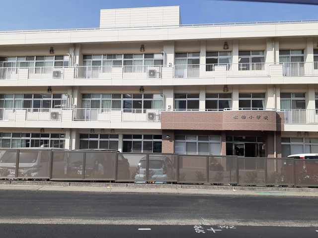 近くの松柏小学校様まで600m（徒歩8分）