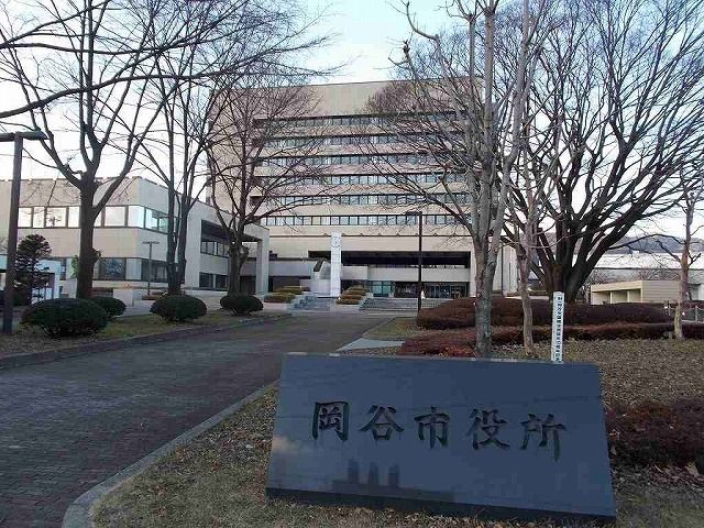 近くの岡谷市役所まで400m（徒歩5分）