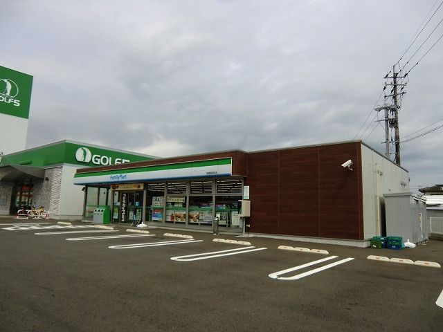 近くのファミリーマート昭和町店まで1,100m（徒歩14分）