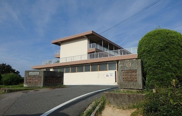 近くの津宮小学校まで1,600m（徒歩20分）